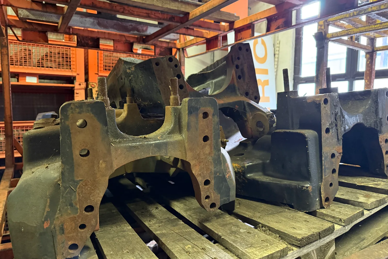 Magazzino componenti e ricambi per macchine agricole, oltre scaffali (escluse casse e ceste metalliche)