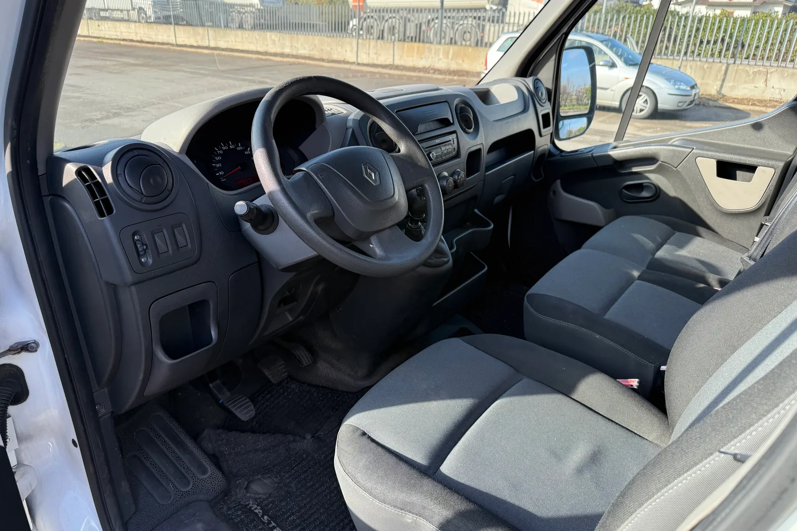 Furgone Renault Master targato EV796MR