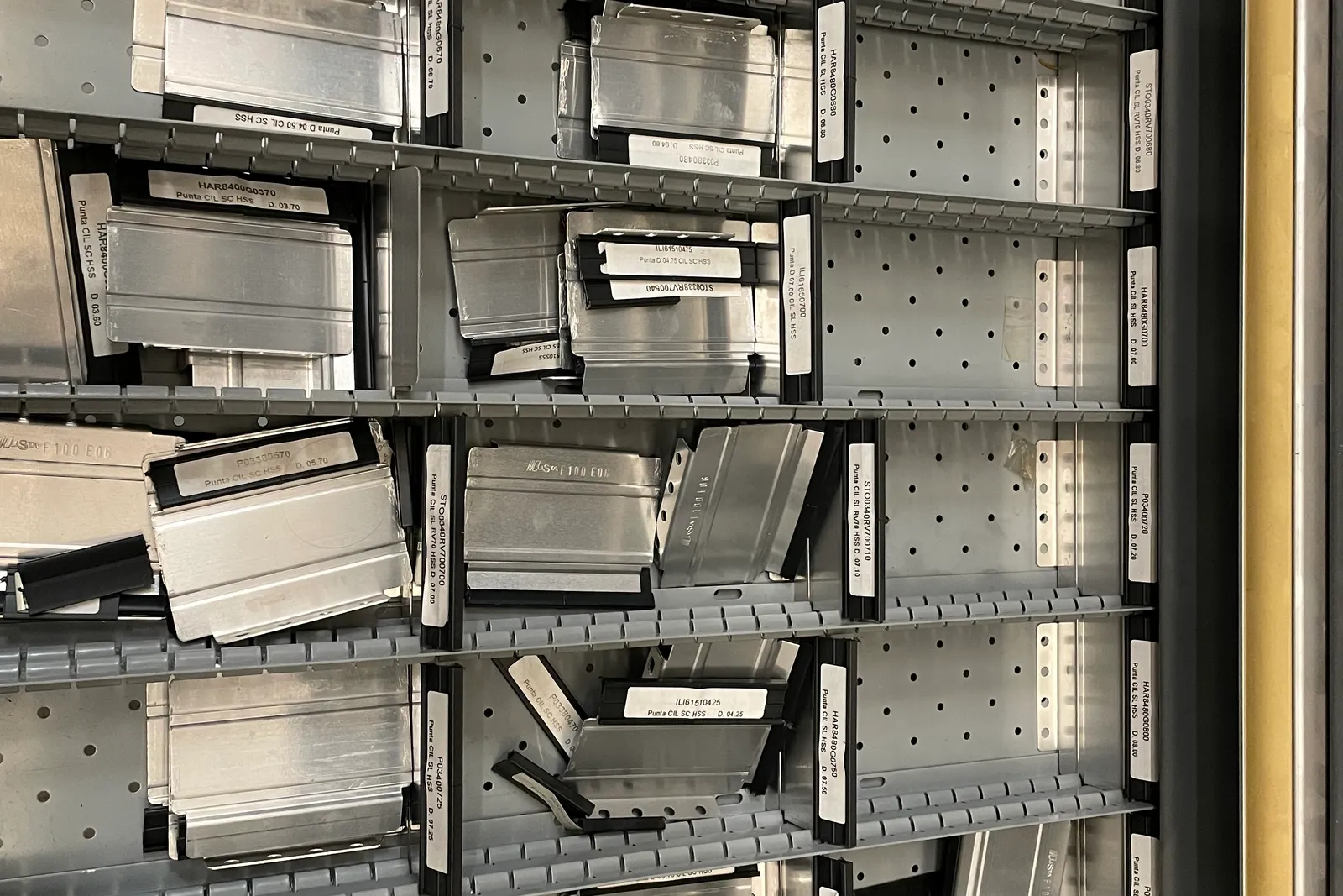 Stock lampade da tavolo, materiale elettrico e minuteria varia, oltre attrezzature e mobili da ufficio
