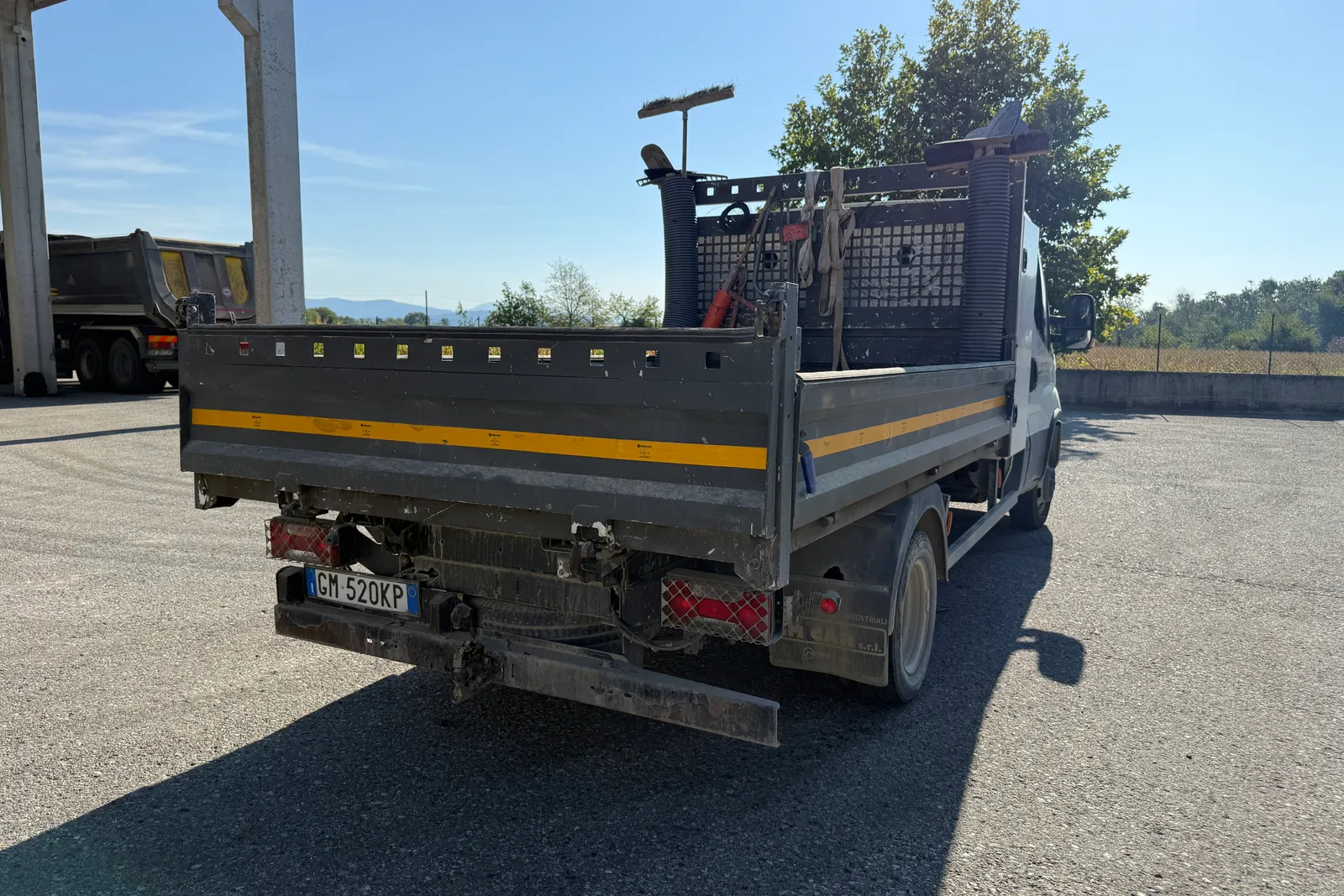 Autocarro ribaltabile Iveco Daily (35C16) targato GM520KP