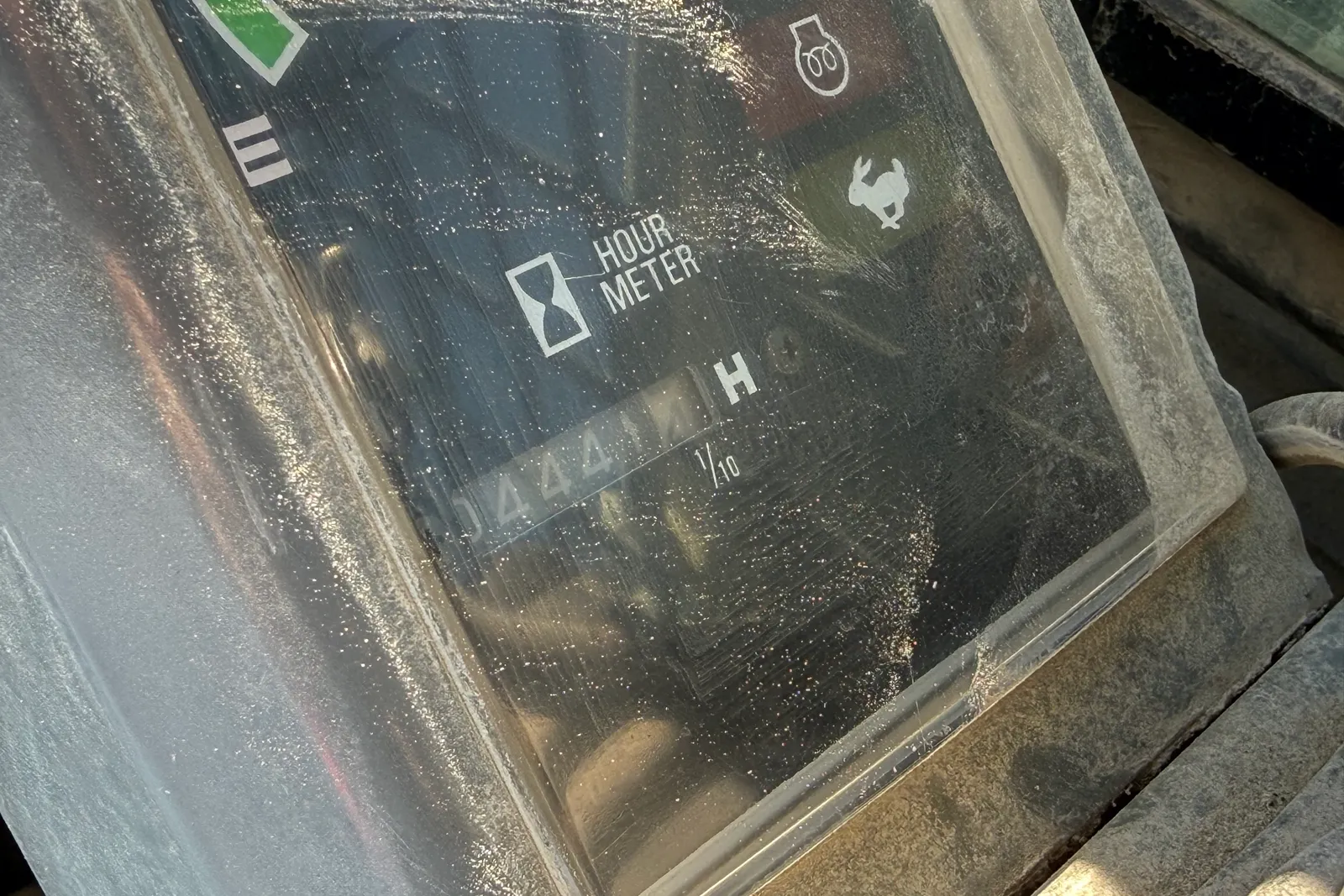 Minipala cingolata Takeuchi mod. TL140 completa di lama livellatrice, spazzatrice, fresa taglia asfalto, lama da neve e strumenti di misura