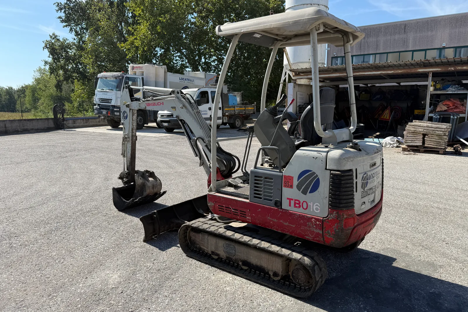 Miniescavatore cingolato Takeuchi mod. TB016S completo di n. 2 benne e coppia di rampe di carico