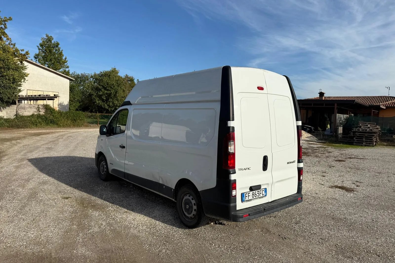 Furgone Renault Trafic targato FF863FC