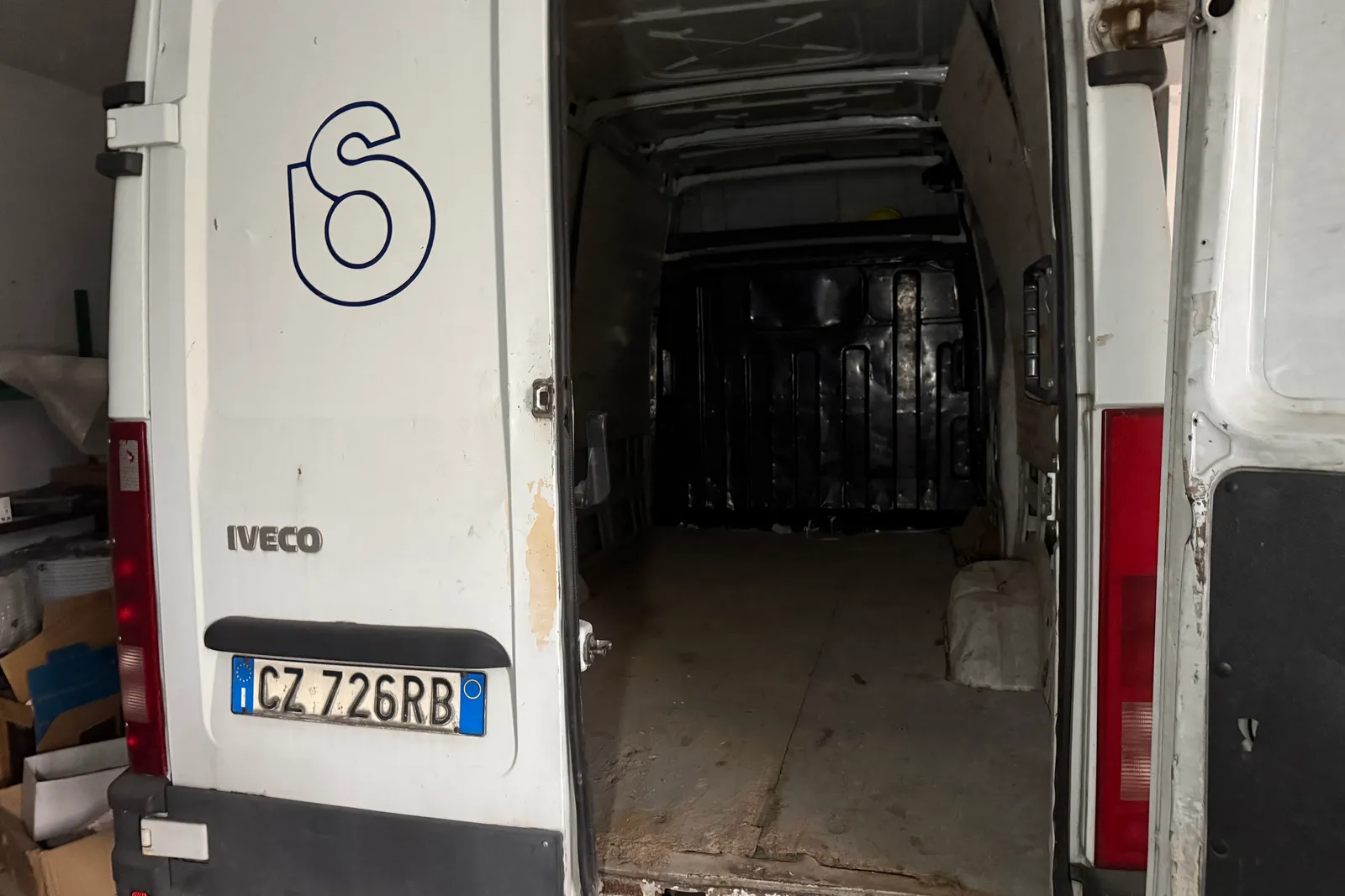 Furgone Iveco Daily targato CZ726RB