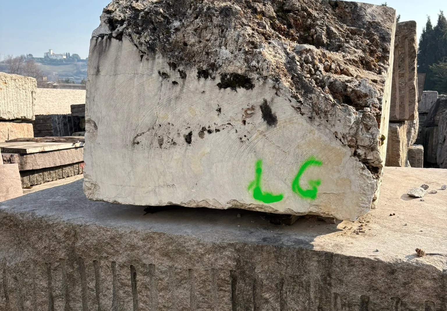 Marmo - rimanenze blocchi, semiblocchi, informi, pietrame, lastre, filagne e piastrelle, lotto espositivo e tavolo da esterno in marmo