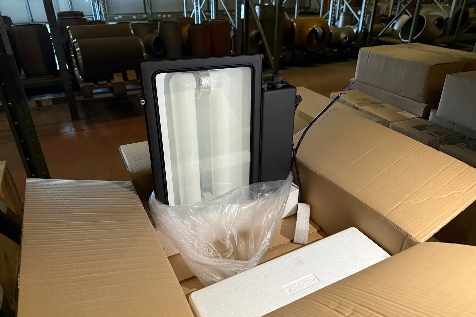 Magazzino lampade ad induzione magnetica, supporti e rimanenze
