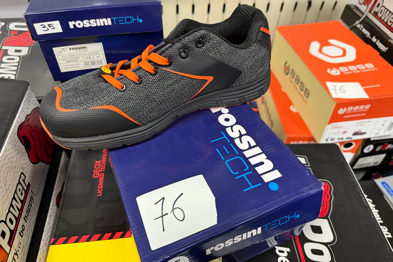 Magazzino tessuti, capi di abbigliamento e accessori – ID da n. 65 a n. 80