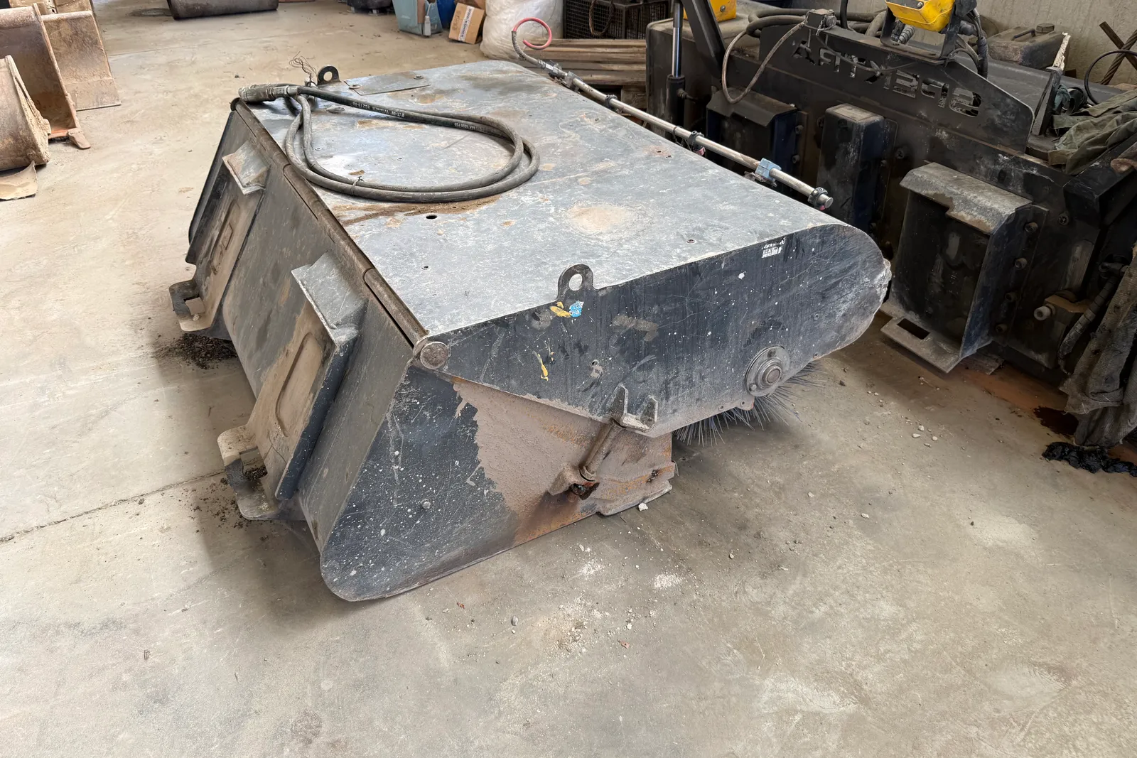 Minipala cingolata Takeuchi mod. TL140 completa di lama livellatrice, spazzatrice, fresa taglia asfalto, lama da neve e strumenti di misura