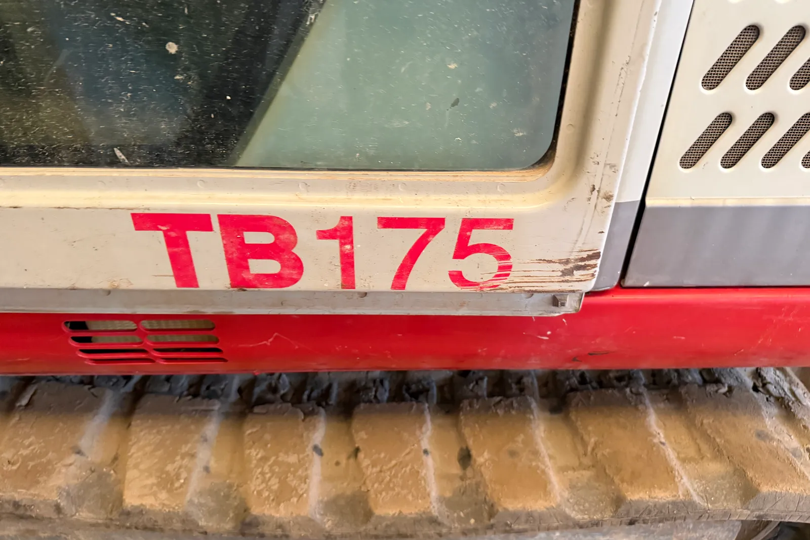 Escavatore cingolato Takeuchi mod. TB175 completo di n. 3 benne