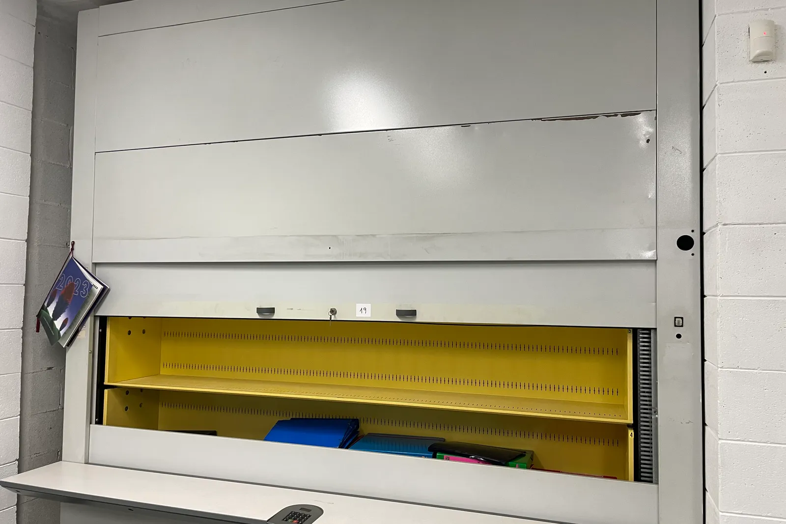 Stock lampade da tavolo, materiale elettrico e minuteria varia, oltre attrezzature e mobili da ufficio
