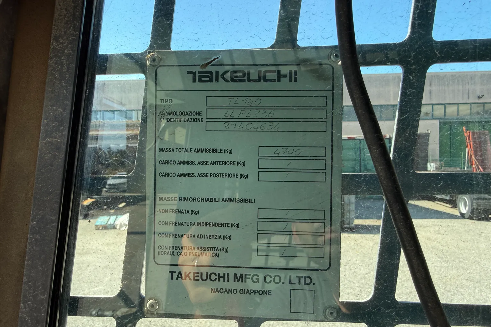 Minipala cingolata Takeuchi mod. TL140 completa di lama livellatrice, spazzatrice, fresa taglia asfalto, lama da neve e strumenti di misura