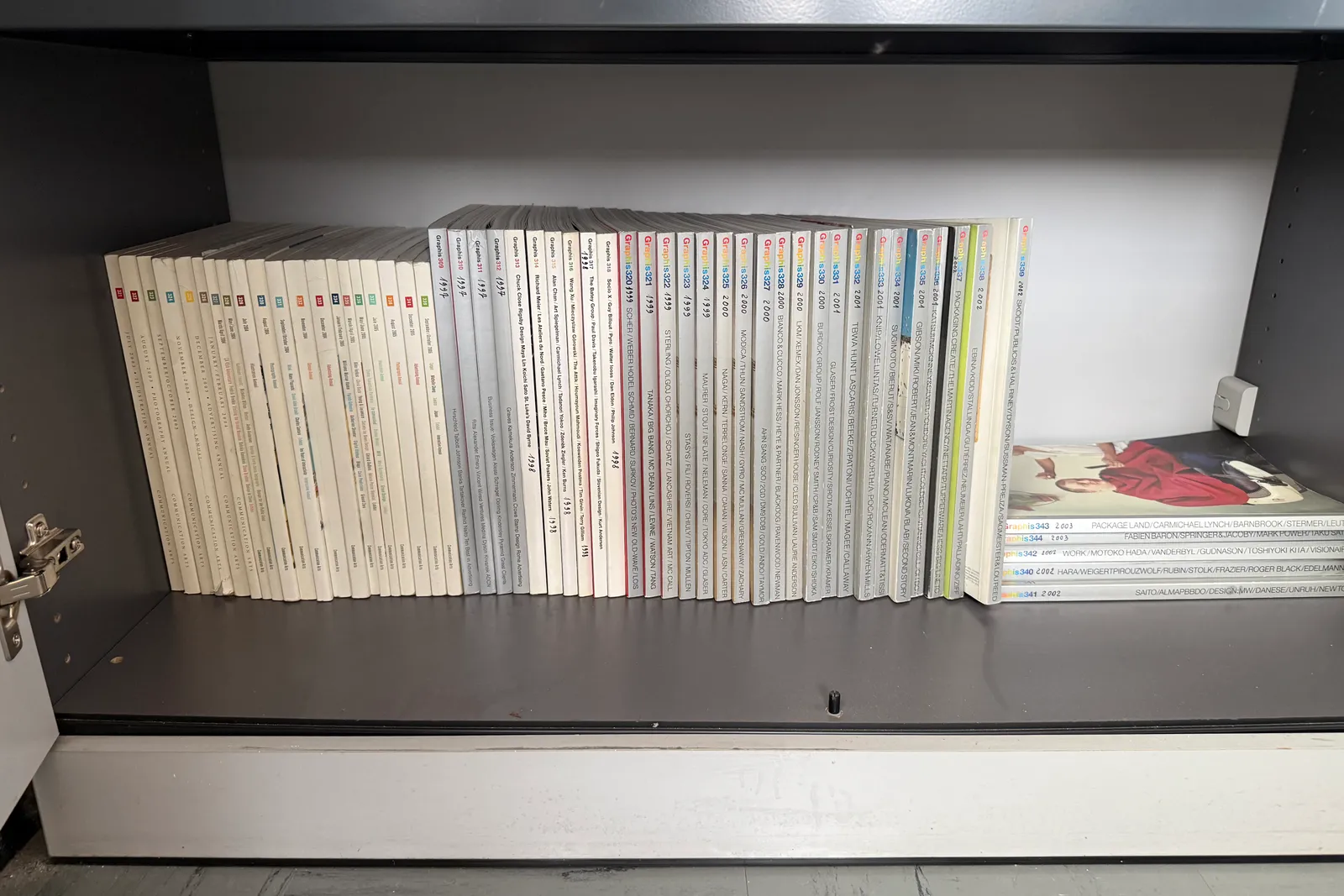 Volumi e riviste a scaffale, oltre stampe originali di uscite pubblicitarie degli anni 1955-1992 e microfiches