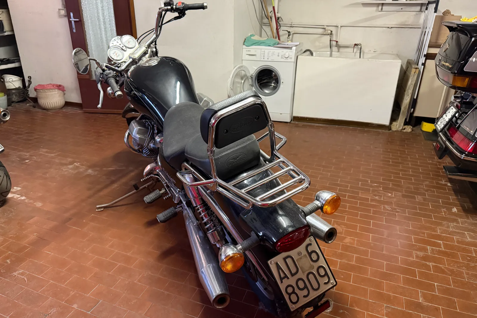Motoveicolo Guzzi California targato AD68909