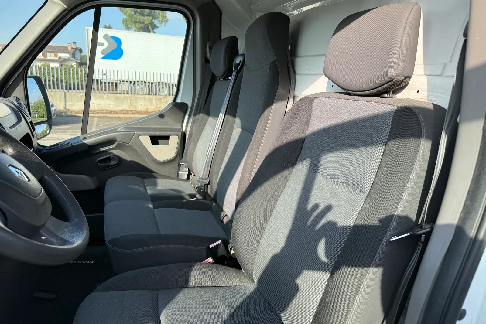 Furgone Renault Master targato EV796MR