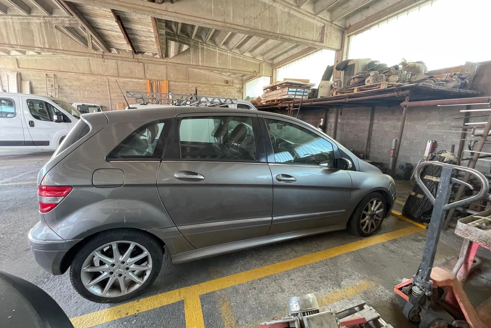 Autovettura Mercedes Classe B 180CDI targata DK547WW
