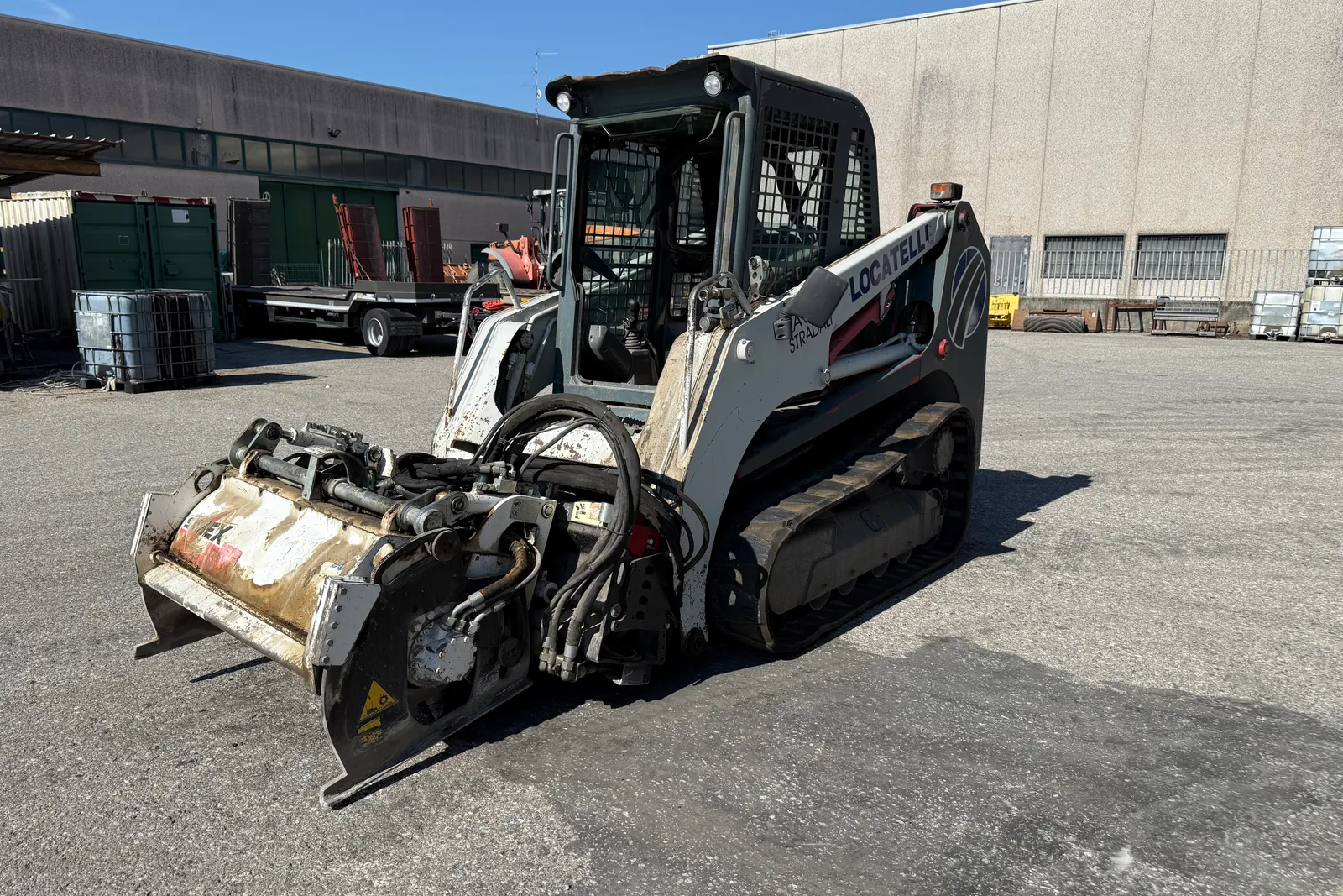 Minipala cingolata Takeuchi mod. TL140 completa di lama livellatrice, spazzatrice, fresa taglia asfalto, lama da neve e strumenti di misura