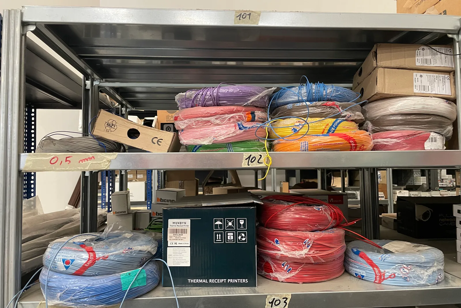 Stock lampade da tavolo, materiale elettrico e minuteria varia, oltre attrezzature e mobili da ufficio