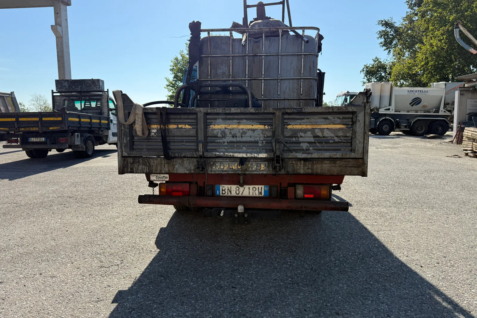 Autocarro ribaltabile Iveco Daily (35C11A) targato BN871RW con macchinario spruzzatrice per emulsione e due cisterne