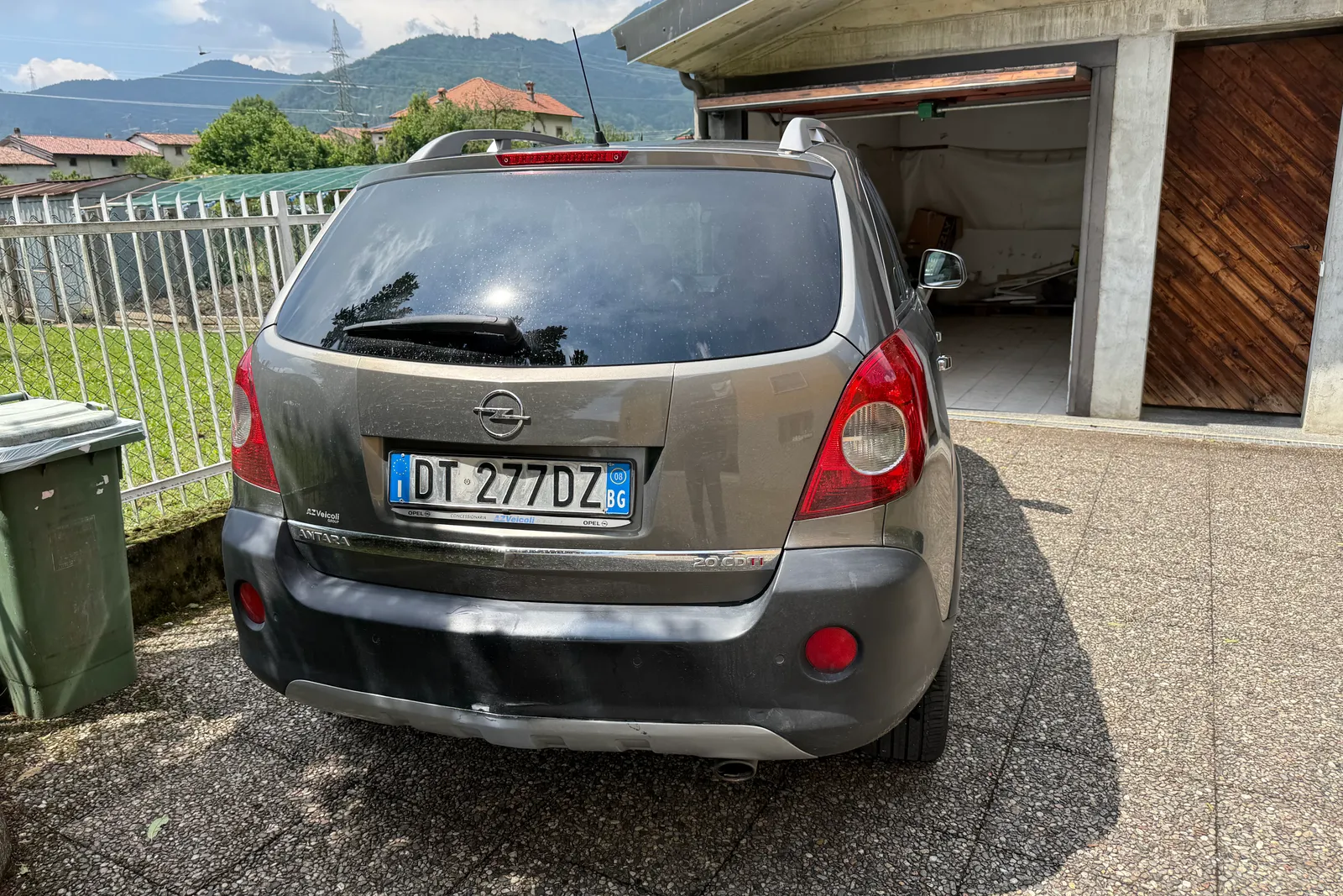 Lotto costituito da n. 2 autovetture: - Autovettura Opel Antara targata DT277DZ; - Autovettura BMW 520i targata CD700FJ