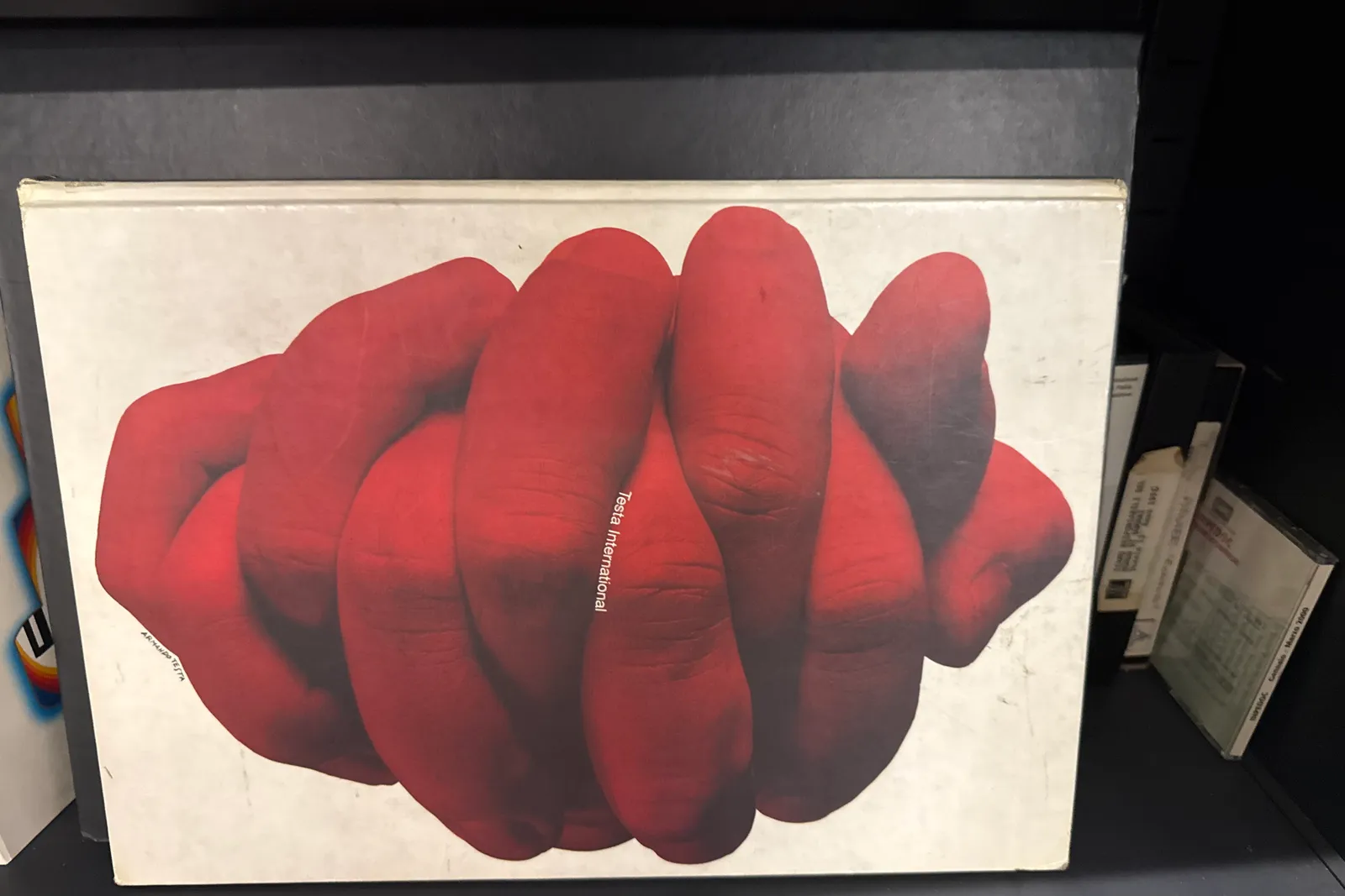 Volumi e riviste a scaffale, oltre stampe originali di uscite pubblicitarie degli anni 1955-1992 e microfiches
