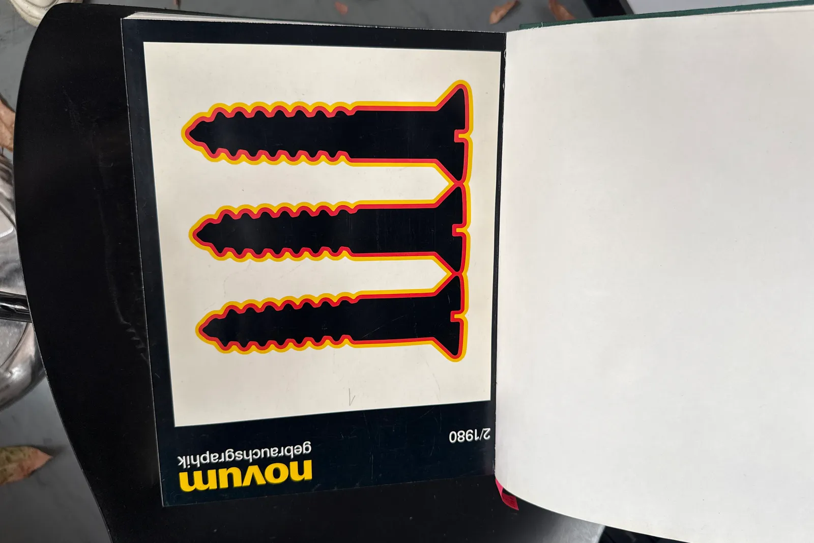 Volumi e riviste a scaffale, oltre stampe originali di uscite pubblicitarie degli anni 1955-1992 e microfiches