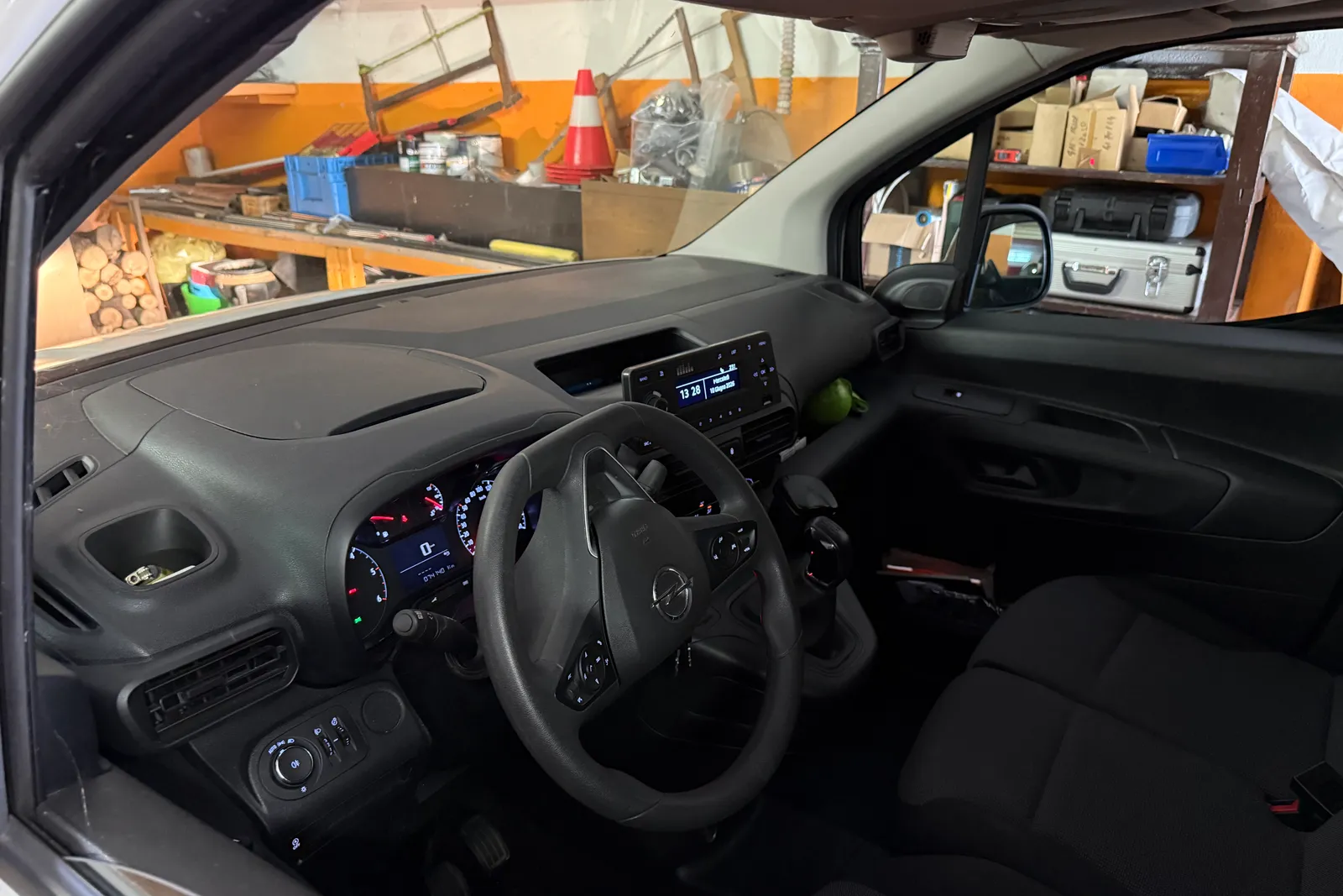 Furgone Opel combo targato FW531JY