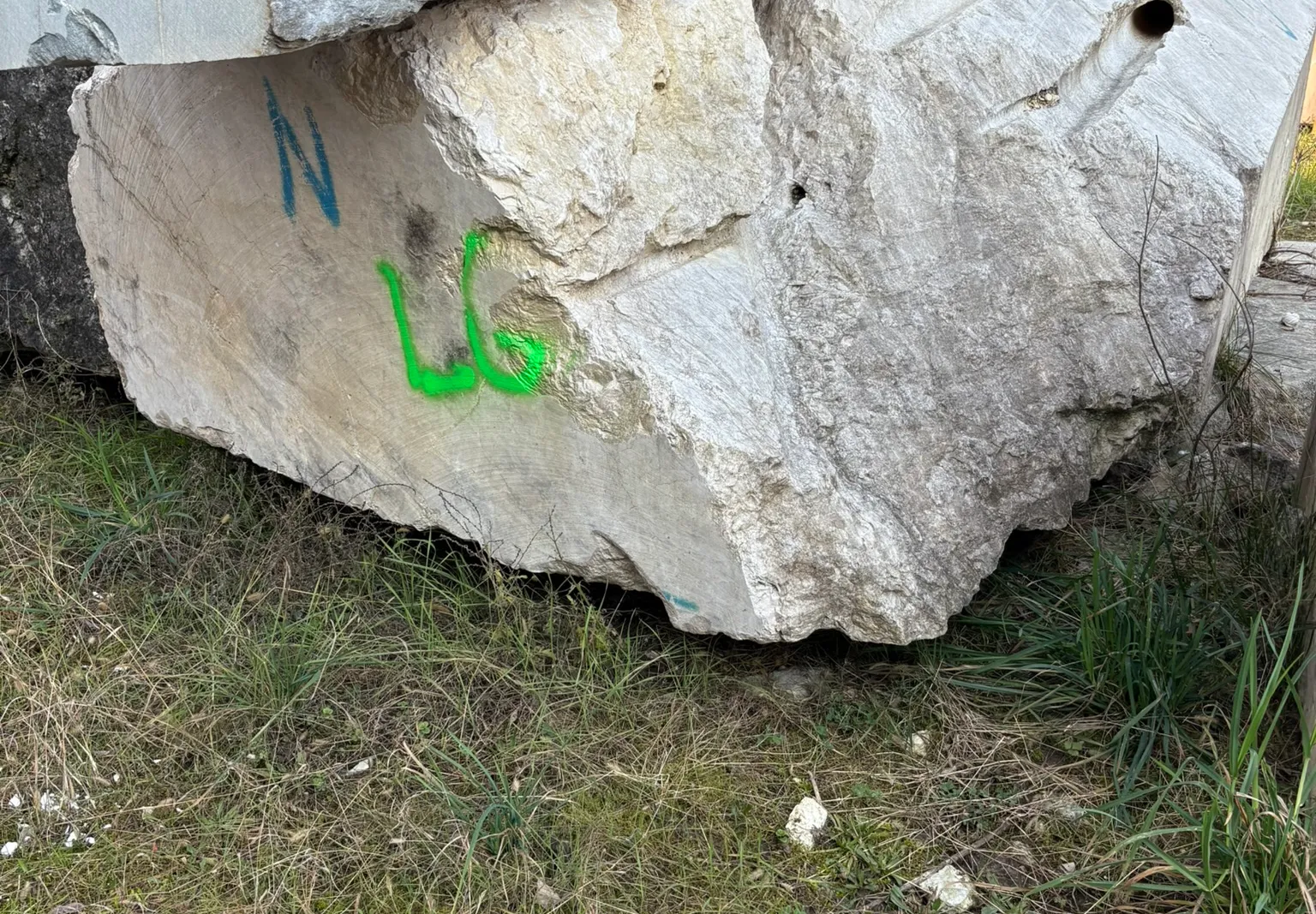 Marmo - rimanenze blocchi, semiblocchi, informi, pietrame, lastre, filagne e piastrelle, lotto espositivo e tavolo da esterno in marmo