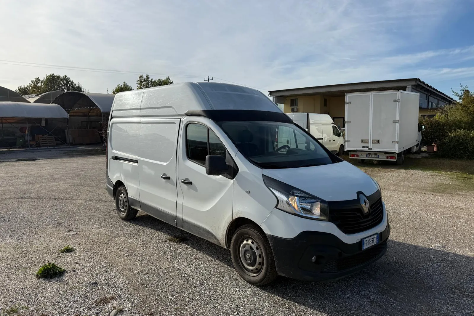 Furgone Renault Trafic targato FF863FC