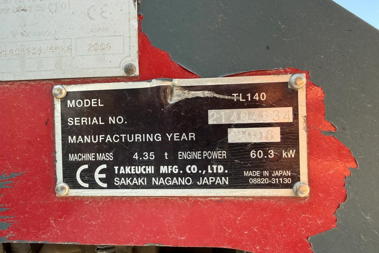 Minipala cingolata Takeuchi mod. TL140 completa di lama livellatrice, spazzatrice, fresa taglia asfalto, lama da neve e strumenti di misura