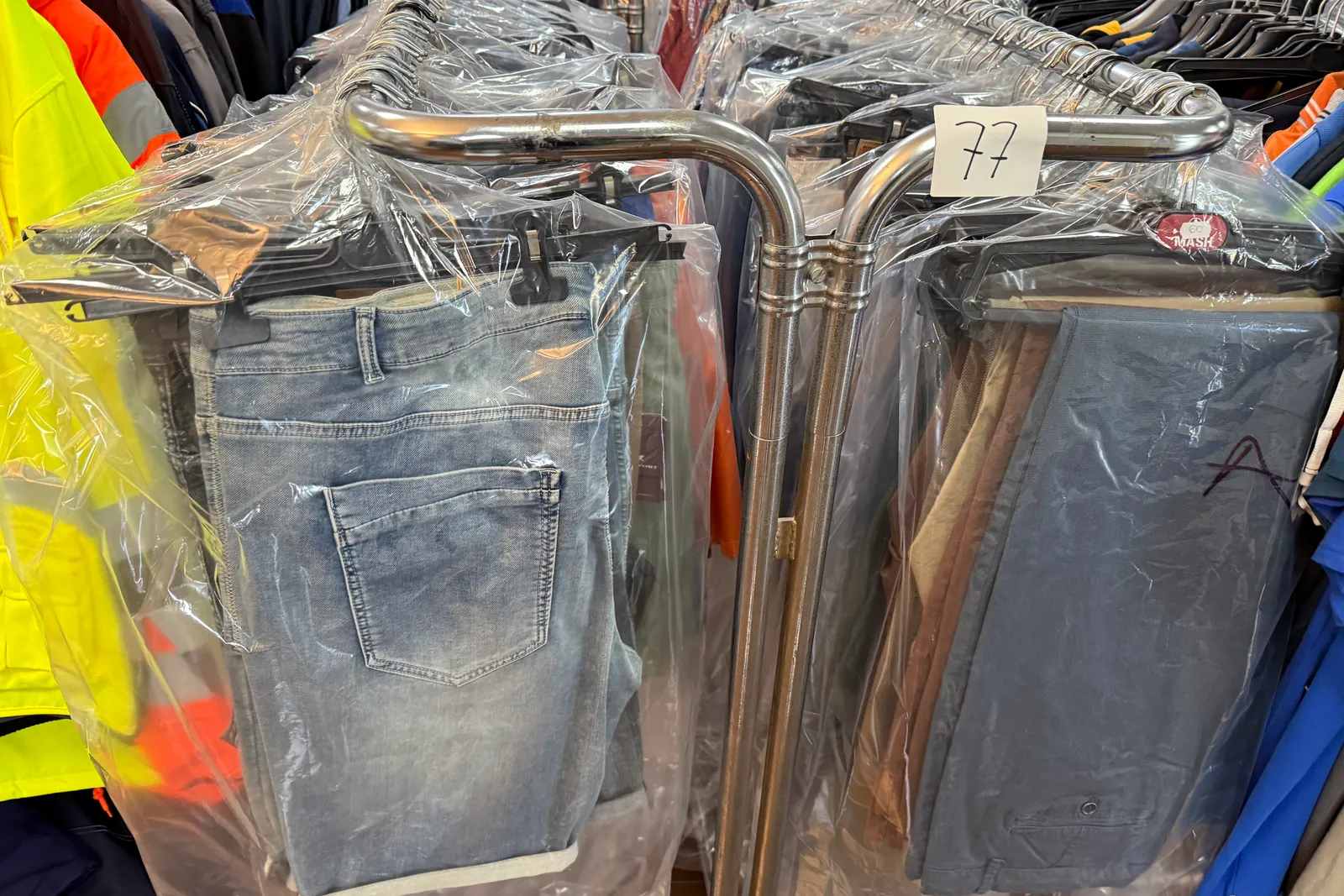 Magazzino tessuti, capi di abbigliamento e accessori – ID da n. 65 a n. 80