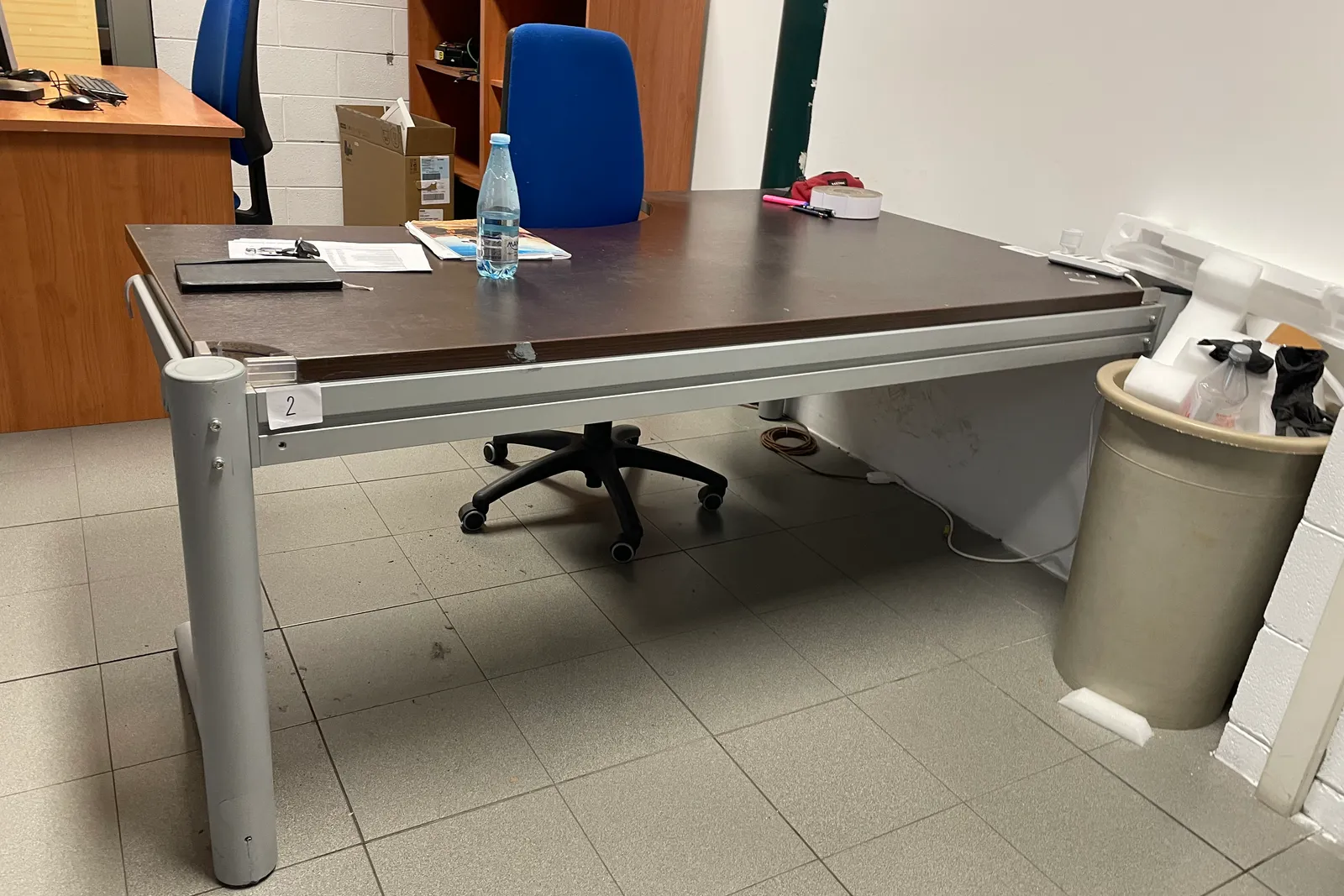 Stock lampade da tavolo, materiale elettrico e minuteria varia, oltre attrezzature e mobili da ufficio