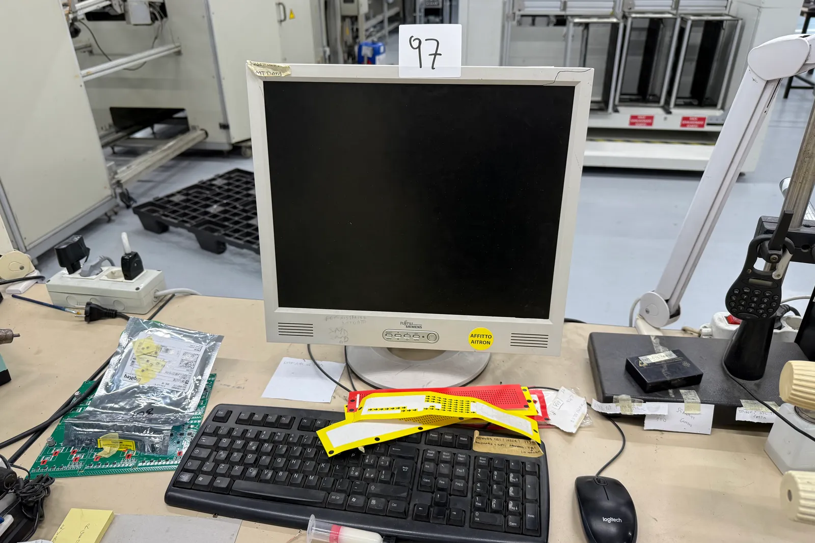 Arredi e macchine elettriche ed elettroniche da ufficio