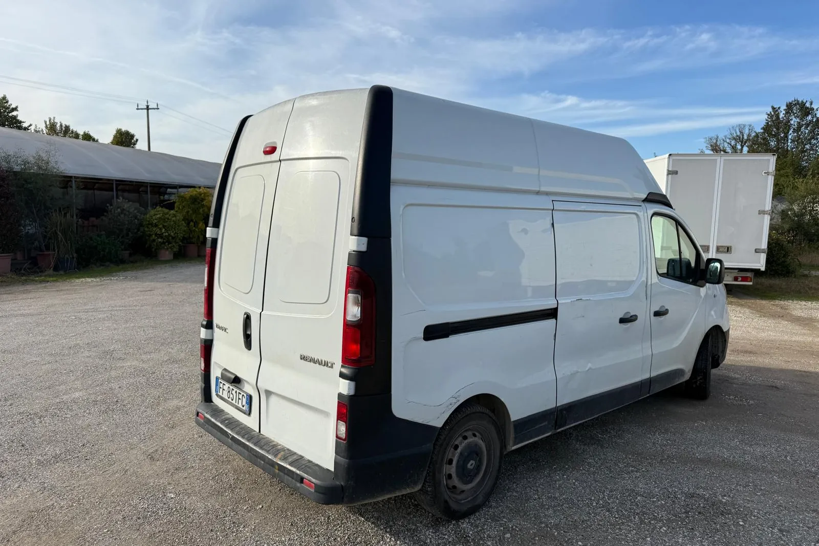 Furgone Renault Trafic targato FF851FC