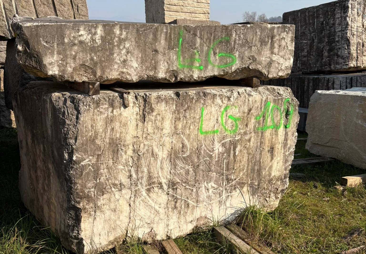 Marmo - rimanenze blocchi, semiblocchi, informi, pietrame, lastre, filagne e piastrelle, lotto espositivo e tavolo da esterno in marmo