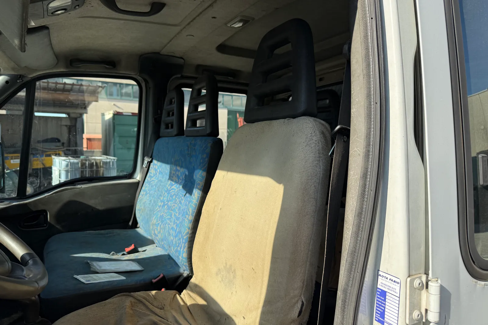 Autocarro ribaltabile Iveco Daily (35C11A) targato BN871RW con macchinario spruzzatrice per emulsione e due cisterne