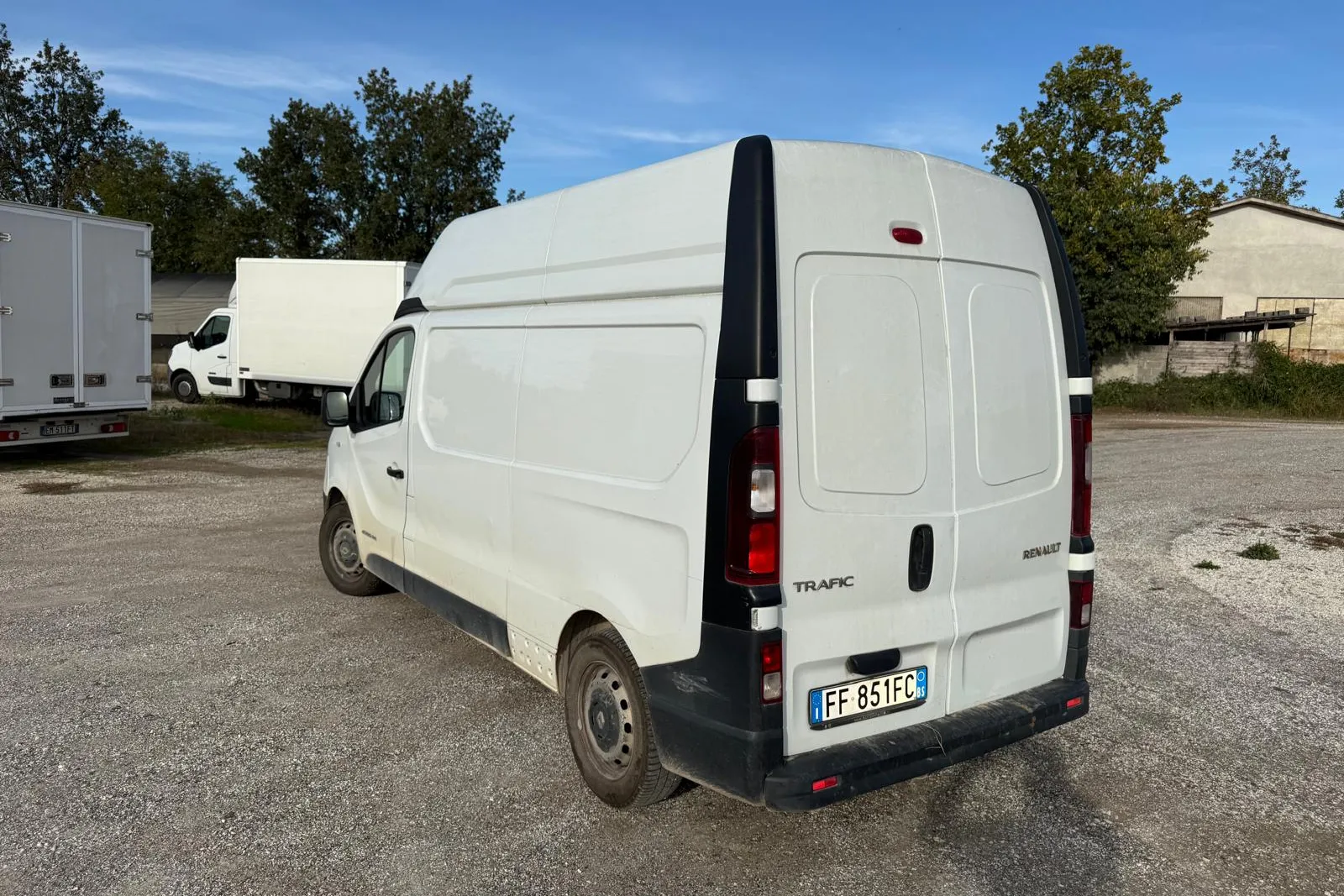 Furgone Renault Trafic targato FF851FC