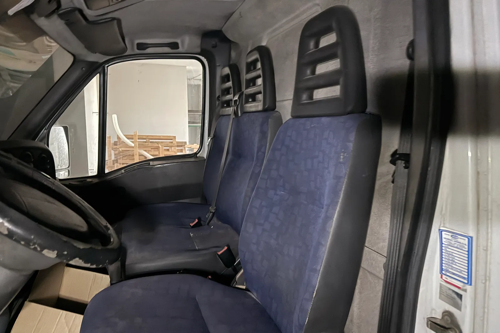 Furgone Iveco Daily targato CZ726RB