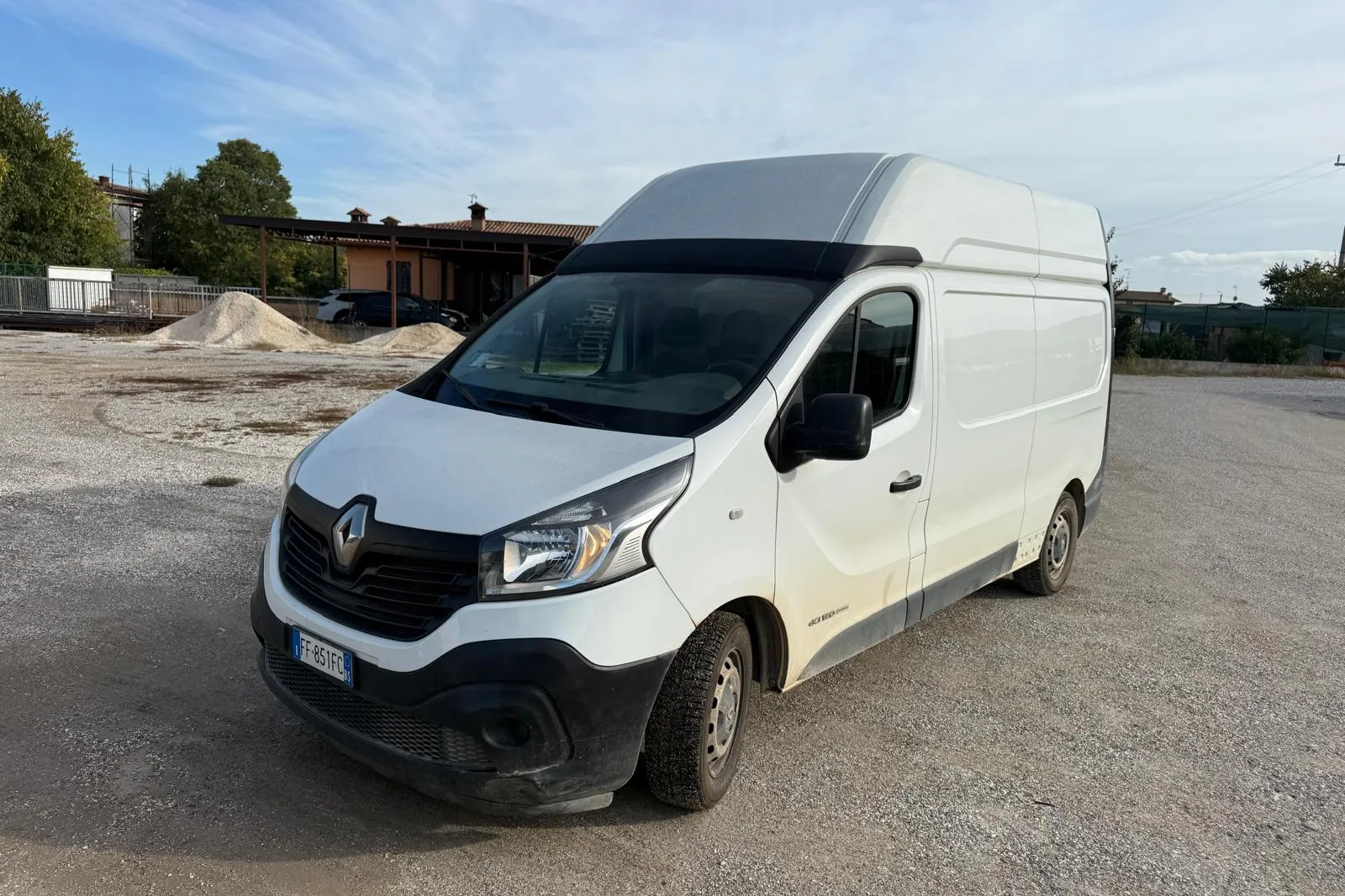 Furgone Renault Trafic targato FF851FC