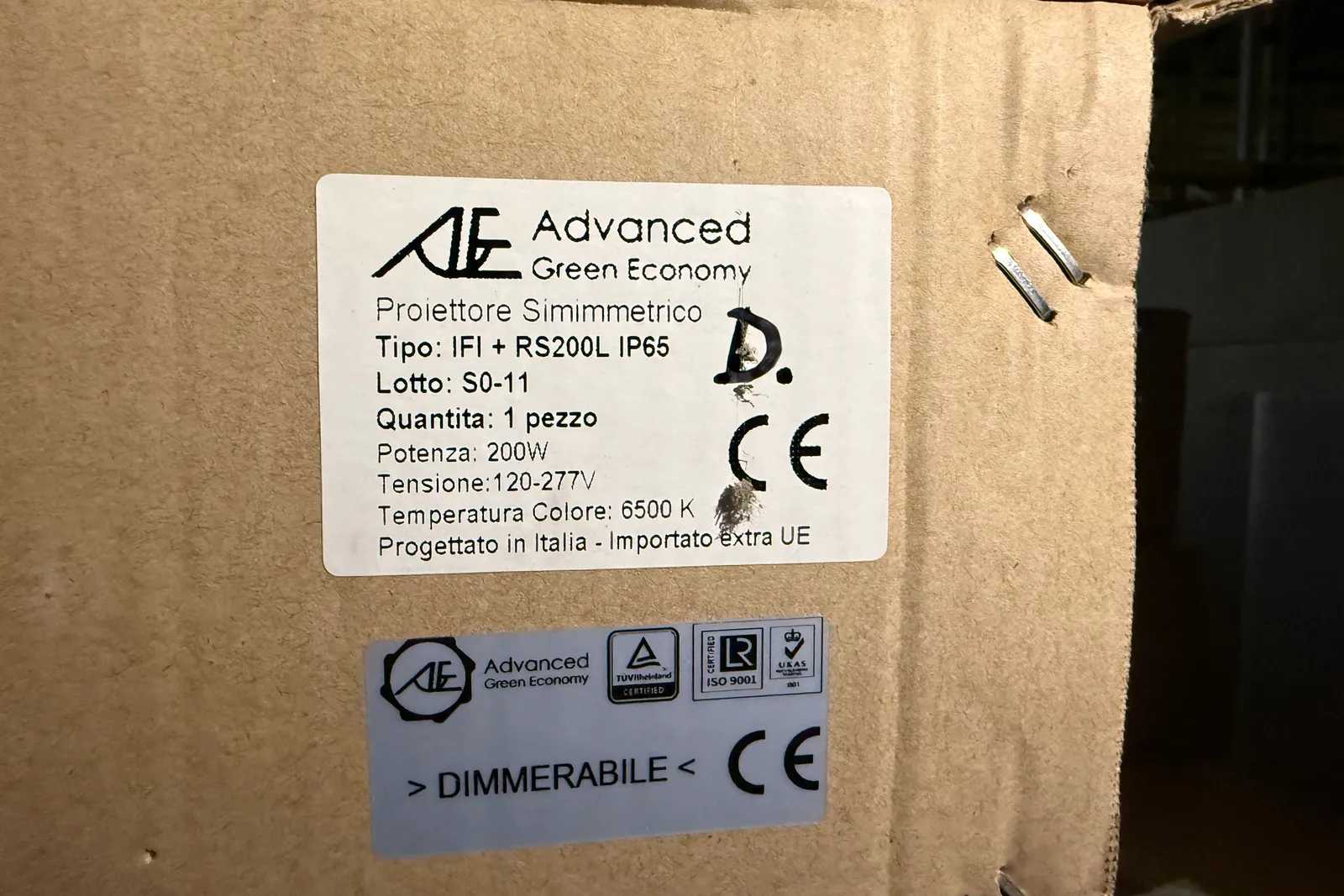 Magazzino lampade ad induzione magnetica, supporti e rimanenze