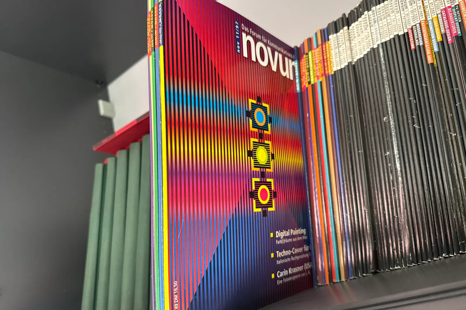 Volumi e riviste a scaffale, oltre stampe originali di uscite pubblicitarie degli anni 1955-1992 e microfiches