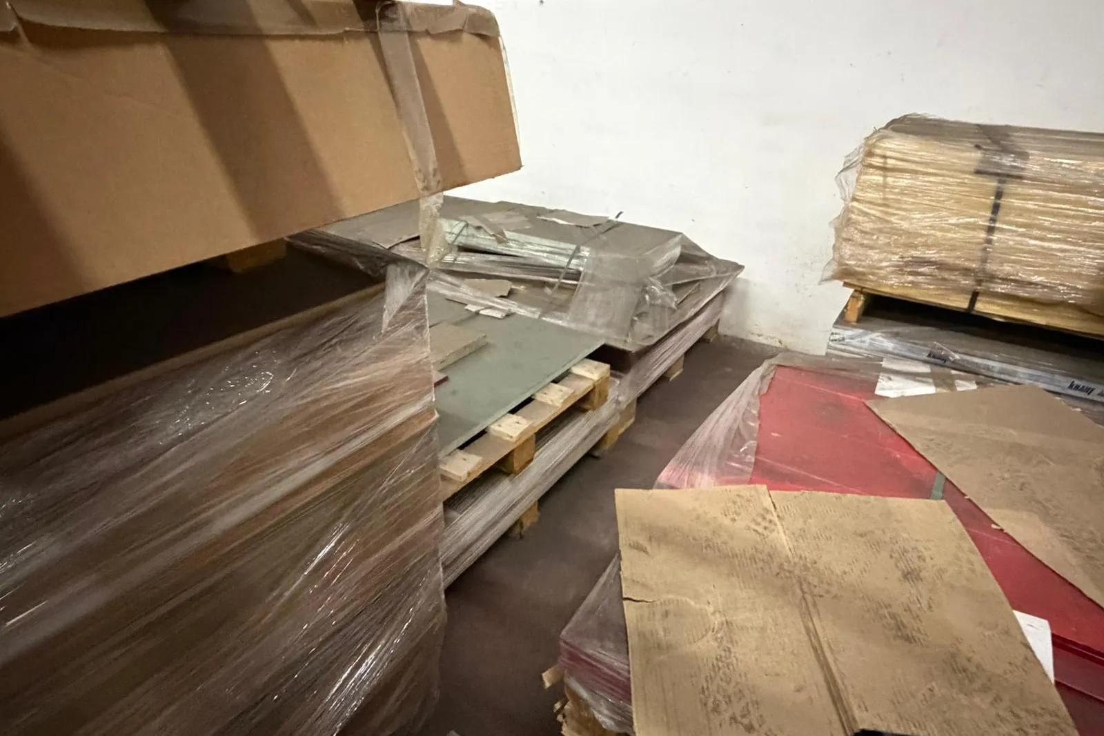 Arredi, hardware e rimanenze isolanti e vetroniti
