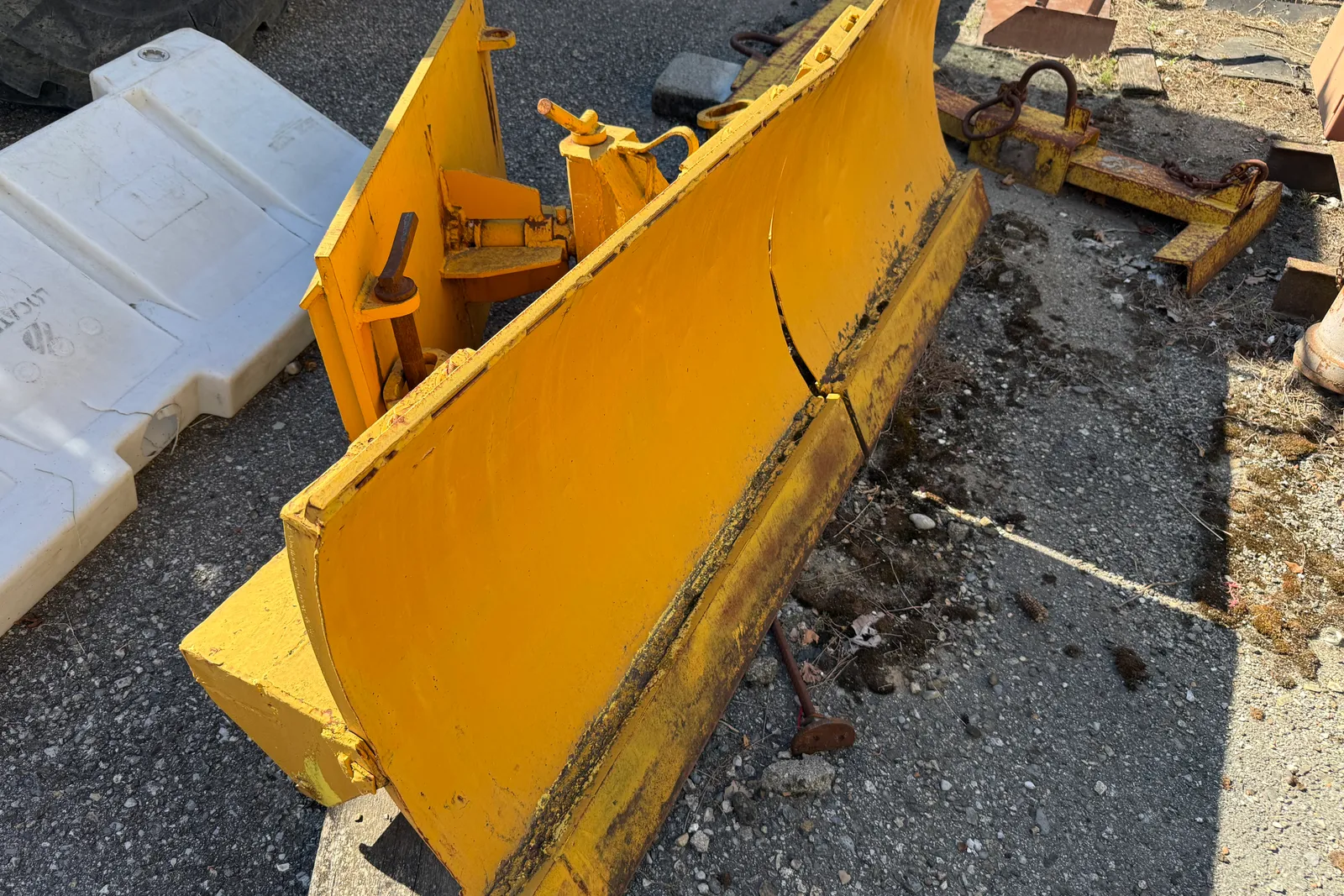 Minipala cingolata Takeuchi mod. TL140 completa di lama livellatrice, spazzatrice, fresa taglia asfalto, lama da neve e strumenti di misura