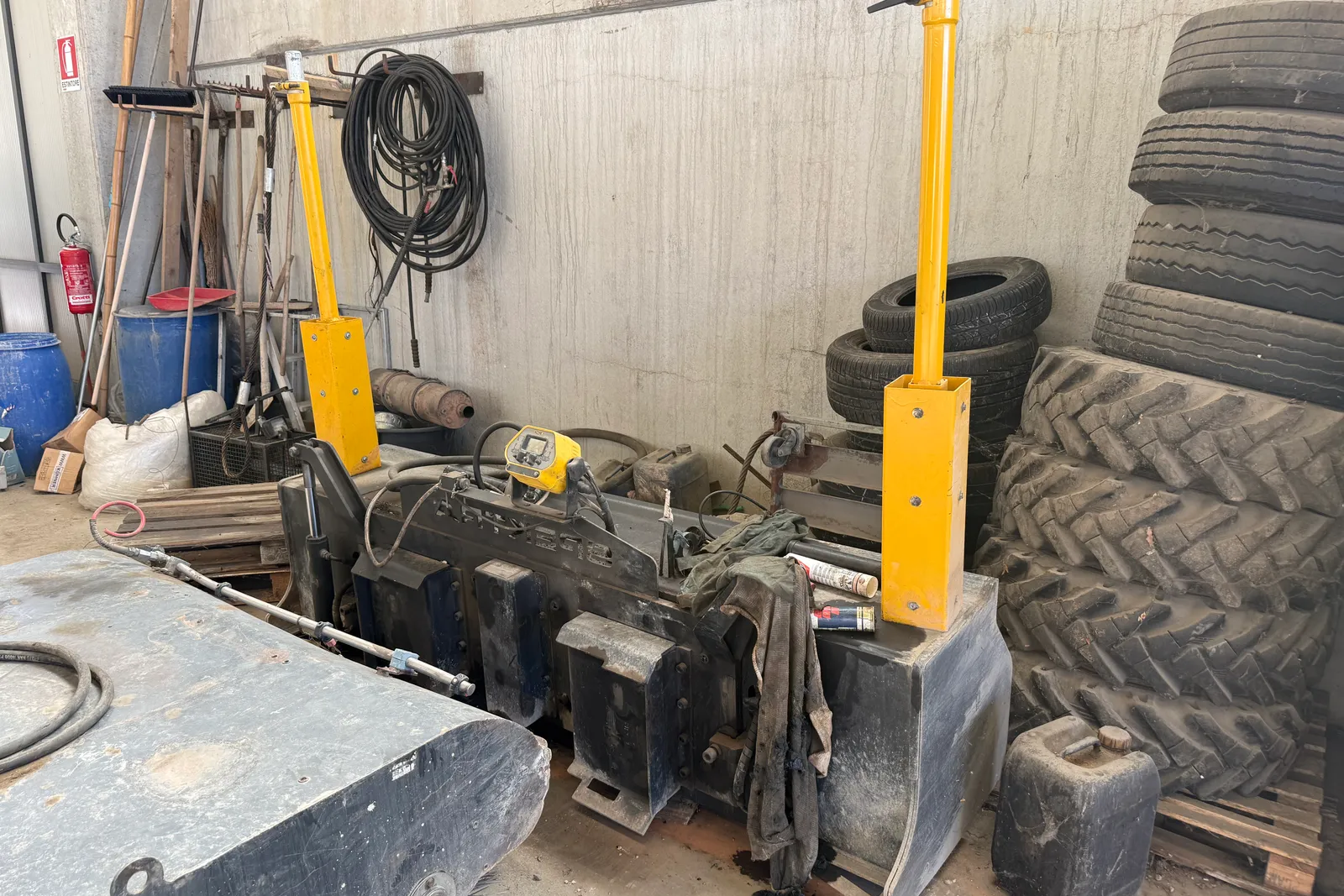 Minipala cingolata Takeuchi mod. TL140 completa di lama livellatrice, spazzatrice, fresa taglia asfalto, lama da neve e strumenti di misura