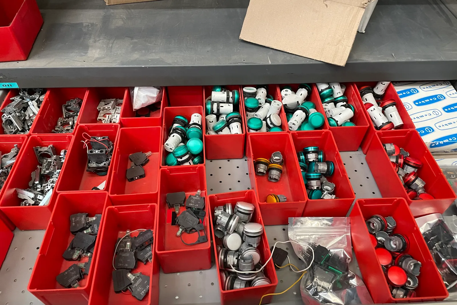 Stock lampade da tavolo, materiale elettrico e minuteria varia, oltre attrezzature e mobili da ufficio