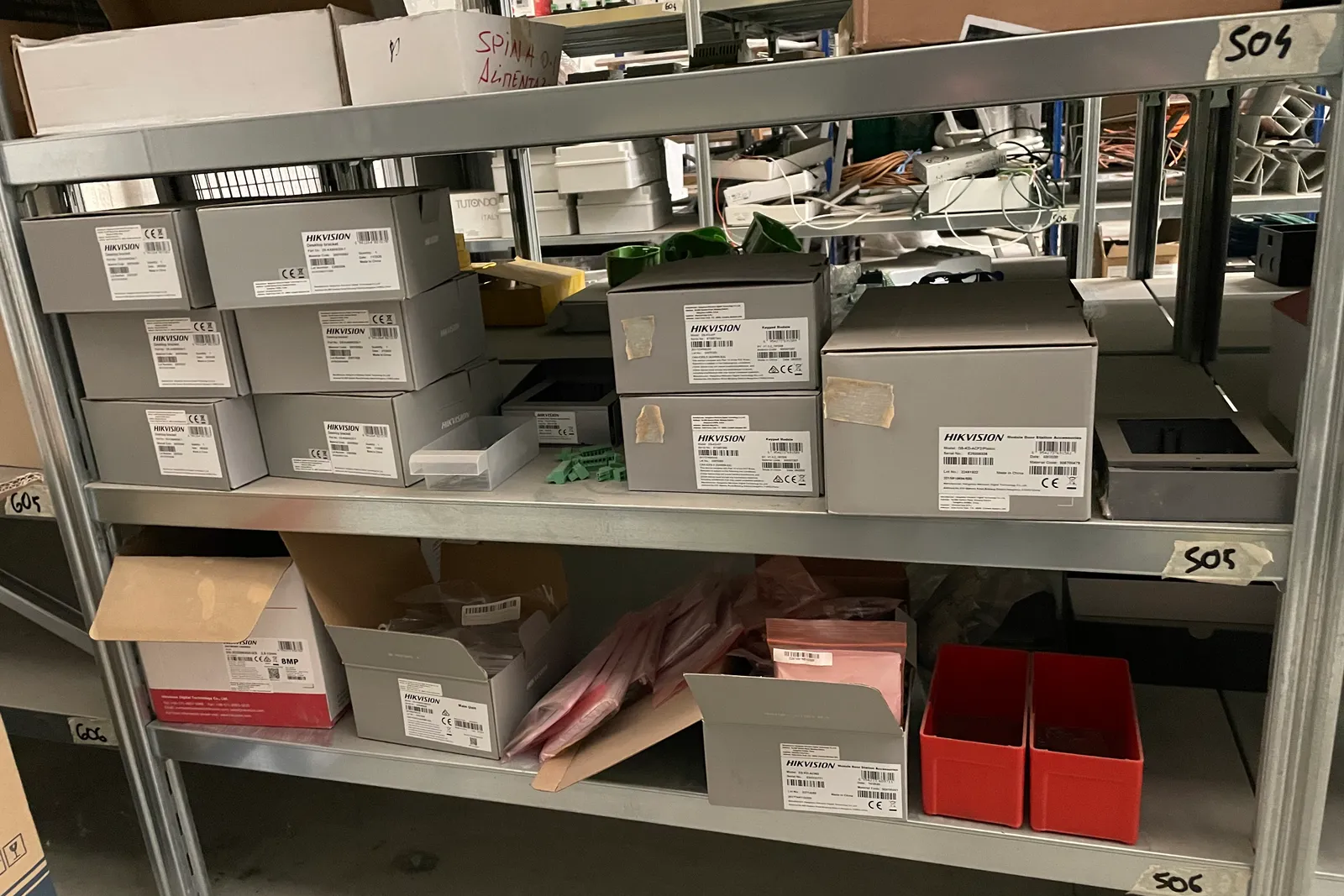 Stock lampade da tavolo, materiale elettrico e minuteria varia, oltre attrezzature e mobili da ufficio