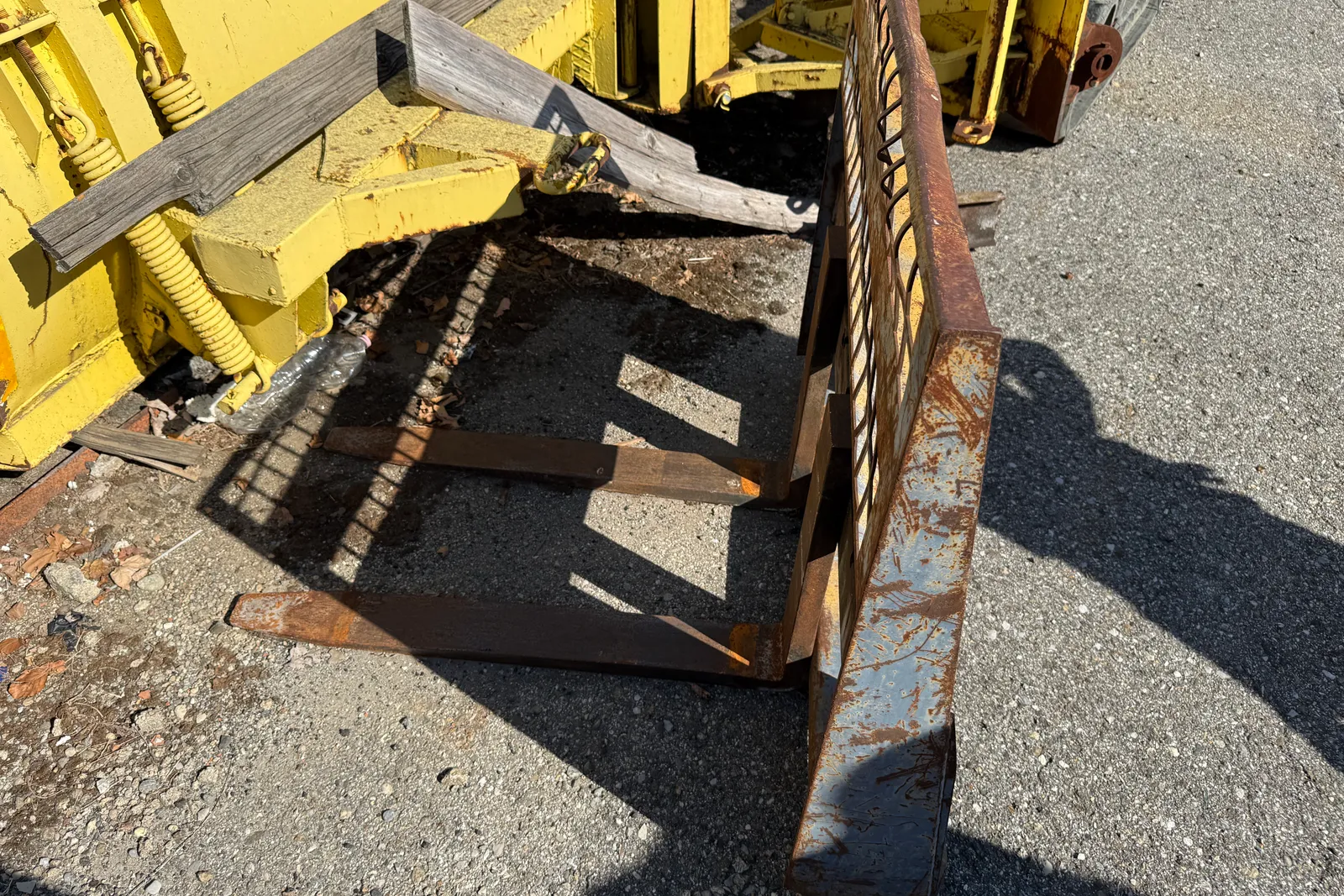 Minipala cingolata Takeuchi mod. TL140 completa di lama livellatrice, spazzatrice, fresa taglia asfalto, lama da neve e strumenti di misura