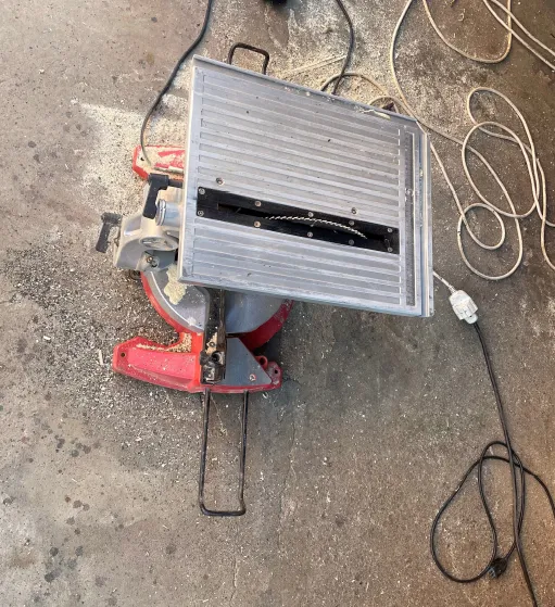Sabbiatrice, sega circolare, pompa per verniciatura e PC portatile