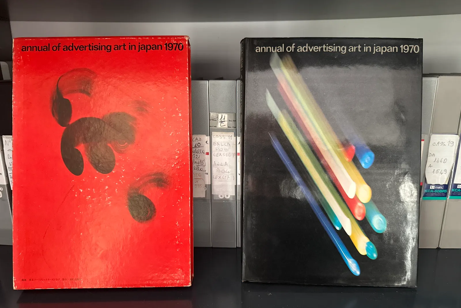Volumi e riviste a scaffale, oltre stampe originali di uscite pubblicitarie degli anni 1955-1992 e microfiches