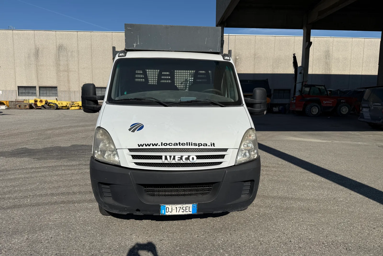 Autocarro ribaltabile Iveco Daily (35E4) targato DJ175EL