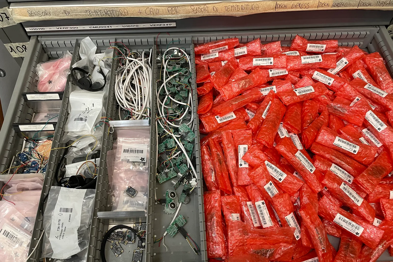 Stock lampade da tavolo, materiale elettrico e minuteria varia, oltre attrezzature e mobili da ufficio